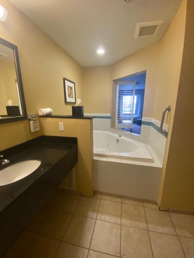 Holiday Inn Express And Suites Detroit North-Troy By Ihg Ngoại thất bức ảnh